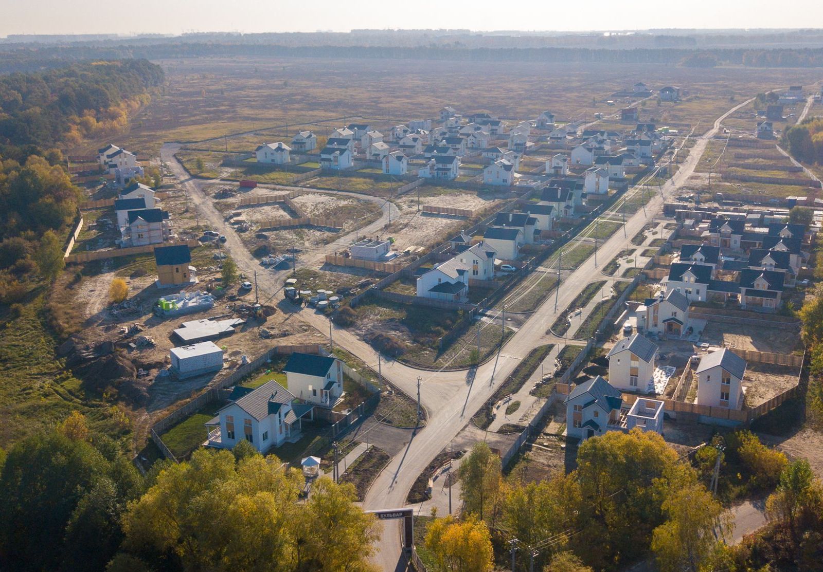 Коттеджный городок Зеленый бульвар в Бедогородке вьезд